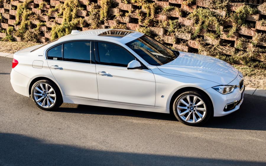  BMW 330e iPerformance (F30) 2017 года  (ZA) (фото 15 из 33)